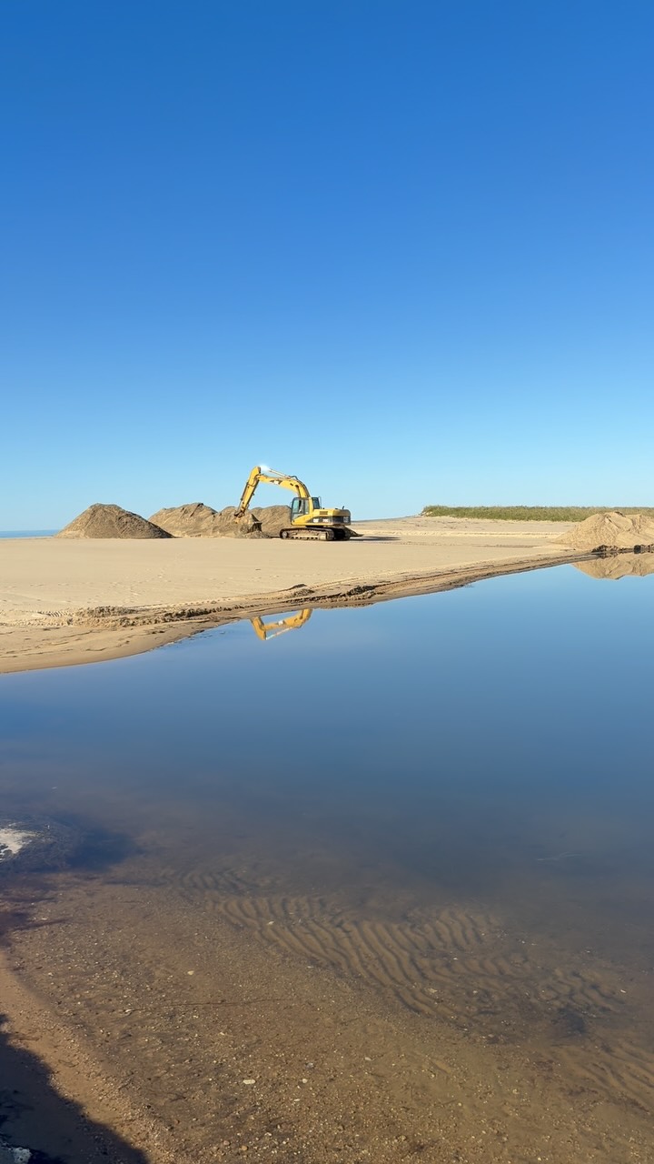 The cut ✂️ is underway at Edgartown Great Pond! 

PRE-CUT the elevation 📏is just shy of 4 feet above LMSL and salinity 🧂is ~ 13-14 ppt. 

⭐️Our team has a very cool study underway to measure cut impacts on pond health. STAY TUNED! 

#greatpondfoundation #cutstudy #ocean #nitrogen #beach